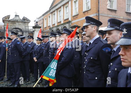 Dublin, Irlande. 7 avril 2014. Les pompiers de la Brigade des Pompiers de Dublin, habillés en uniforme, écouter les discours. Les pompiers de la Brigade des Pompiers de Dublin (DFB) ont protesté devant l'Hôtel de ville de Dublin pour le maintien de l'ambulance. Les propositions présentées par le conseil municipal de Dublin voir un examen et un éventuel déménagement du service à l'HSE (Health Service Executive) National Service d'ambulance. Crédit : Michael Debets/Alamy Live News Banque D'Images