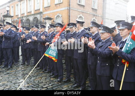 Dublin, Irlande. 7 avril 2014. Les pompiers de la Brigade des Pompiers de Dublin, habillés en uniforme, pour applaudir les discours dans la pluie battante. Les pompiers de la Brigade des Pompiers de Dublin (DFB) ont protesté devant l'Hôtel de ville de Dublin pour le maintien de l'ambulance. Les propositions présentées par le conseil municipal de Dublin voir un examen et un éventuel déménagement du service à l'HSE (Health Service Executive) National Service d'ambulance. Crédit : Michael Debets/Alamy Live News Banque D'Images