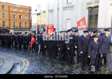 Dublin, Irlande. 7 avril 2014. Les pompiers défilent devant l'Hôtel de ville de Dublin. Les pompiers de la Brigade des Pompiers de Dublin (DFB) ont protesté devant l'Hôtel de ville de Dublin pour le maintien de l'ambulance. Les propositions présentées par le conseil municipal de Dublin voir un examen et un éventuel déménagement du service à l'HSE (Health Service Executive) National Service d'ambulance. Crédit : Michael Debets/Alamy Live News Banque D'Images