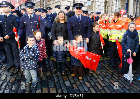 Dublin, Irlande. 7 avril 2014. Les pompiers sont venus avec leur famille et les enfants à la manifestation. Les pompiers de la Brigade des Pompiers de Dublin (DFB) ont protesté devant l'Hôtel de ville de Dublin pour le maintien de l'ambulance. Les propositions présentées par le conseil municipal de Dublin voir un examen et un éventuel déménagement du service à l'HSE (Health Service Executive) National Service d'ambulance. Crédit : Michael Debets/Alamy Live News Banque D'Images