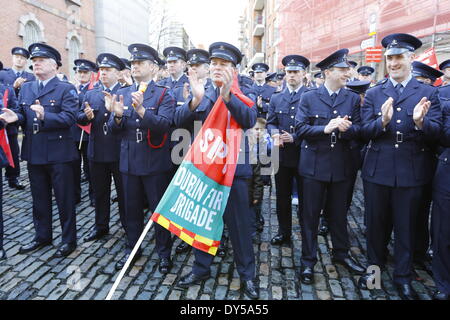 Dublin, Irlande. 7 avril 2014. Les pompiers de la Brigade des Pompiers de Dublin, habillés en uniforme, pour applaudir les discours. Les pompiers de la Brigade des Pompiers de Dublin (DFB) ont protesté devant l'Hôtel de ville de Dublin pour le maintien de l'ambulance. Les propositions présentées par le conseil municipal de Dublin voir un examen et un éventuel déménagement du service à l'HSE (Health Service Executive) National Service d'ambulance. Crédit : Michael Debets/Alamy Live News Banque D'Images