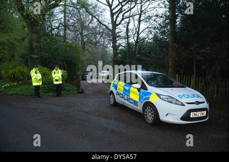 Wrotham, Kent. 7 avril, 2014. Peaches Geldof, écrivain et présentateur de télévision meurt à l'âge de 25 ans, deuxième fille du musicien Bob Geldof. La police et des équipes de médecine légale à l'extérieur de la maison familiale près de Wrotham, Kent. Credit : Yon Marsh/Alamy Live News Banque D'Images