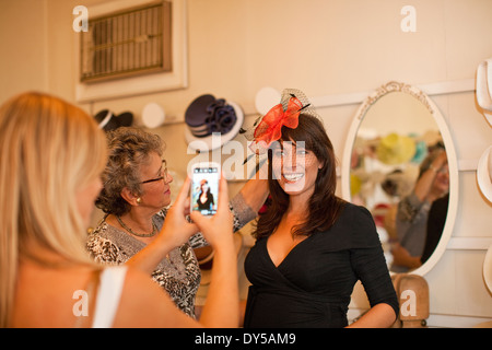 Femme photographiée dans les modistes shop Banque D'Images