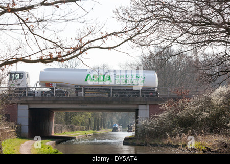 L'Asda un camion-citerne de carburant sur la route dans les Midlands UK. Banque D'Images