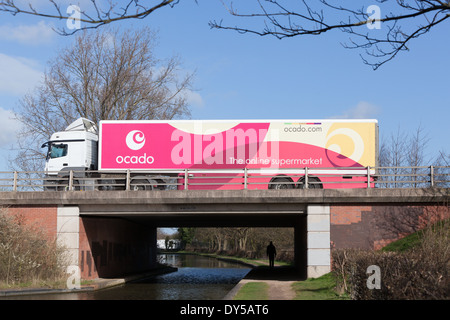 Un grand camion appartenant à la société Ocado. Banque D'Images