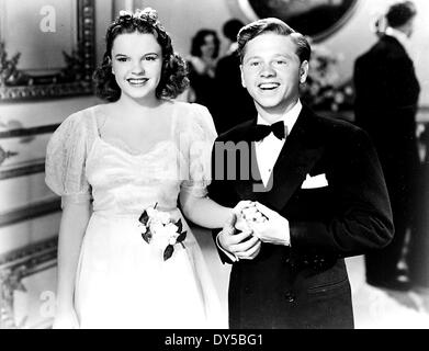 Acteur primé et Hollywood légende Mickey Rooney est mort aujourd'hui de causes naturelles à son domicile d'Hollywood entourée de sa famille, il était de 93. Rooney joue dans plus de 300 films et programmes TV, seulement 17 mois quand il a pris la scène à ses parents" comédie. Sa carrière s'est étalée sur 90 ans. Photo : 1940 - Mickey Rooney et Judy Garland dans une scène de 'Andy Hardy répond aux Debutante.' (image Crédit : © Globe Photos/ZUMAPRESS.com) Banque D'Images