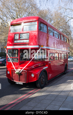 Bus Routemaster patrimoine engagé pour mariage, Londres Angleterre Royaume-Uni UK Banque D'Images