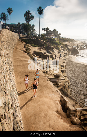 Les femmes adultes au milieu du jogging le long de falaise Banque D'Images