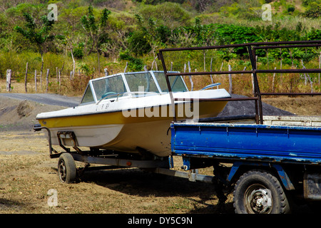 Bateau en remorque Banque D'Images