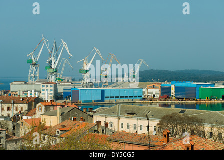 Une vue du port de la ville de Pula Banque D'Images