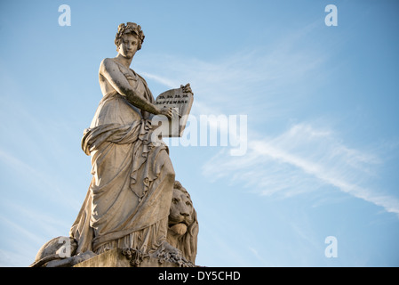 BRUXELLES, Belgique — la place des Martyrs abrite un monument central commémorant la Révolution belge de 1830. La figure féminine allégorique, tenant une tablette de pierre, est le point focal de cette place historique. Le site sert de lieu de repos final pour 466 martyrs morts en luttant pour l'indépendance belge des pays-Bas. Le monument et la place ont été conçus pour honorer ceux qui ont sacrifié leur vie pendant la révolution réussie qui a conduit à la création du Royaume de Belgique. Banque D'Images