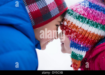 Frère et sœur face à face dans la neige Banque D'Images