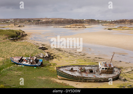 L'Irlande, Co Donegal, les Rosses, Cruit Island, Illan Doo, bateaux à l'eau à marée basse Banque D'Images