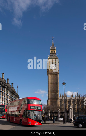 Big Ben Elizabeth Tower à l'extrémité nord de la Maison du Parlement à Londres avec un nouveau Routemaster Londres bus can. Banque D'Images