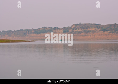 La Chambal est un affluent de la rivière Yamuna dans l'Inde centrale, fait partie du plus grand système de drainage du Gange,Rajasthan Banque D'Images