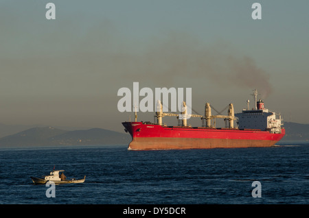 Détroit du Bosphore Istanbul Voyage Turquie de la pollution Banque D'Images