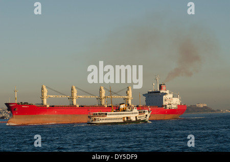 Détroit du Bosphore Istanbul Voyage Turquie de la pollution Banque D'Images