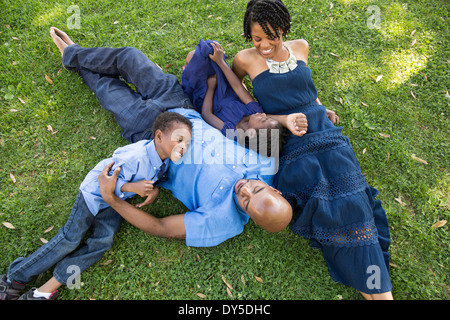 D'âge mûr avec son fils et sa fille relaxing in park Banque D'Images