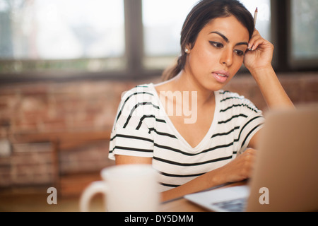 Young woman using laptop computer Banque D'Images