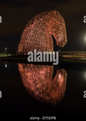 La première soirée des tests d'éclairage sur les Kelpies, qui font partie de l'Hélix, près de Falkirk en Ecosse centrale. Banque D'Images