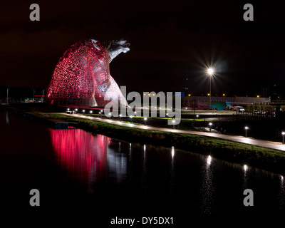 La première soirée des tests d'éclairage sur les Kelpies, qui font partie de l'Hélix, près de Falkirk en Ecosse centrale. Banque D'Images