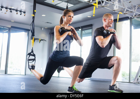 Couple working out with weights Banque D'Images