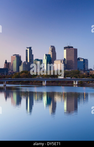 USA, Minnesota, Minneapolis, ligne d'horizon de la rivière Mississippi, à l'aube Banque D'Images