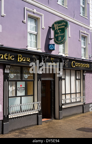 L'Irlande, Co Donegal, Dungloe, Lower Main Street, de canons et de Bar B&B Banque D'Images