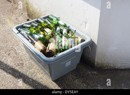 Bac de recyclage de verre plein de bouteilles de bière Banque D'Images