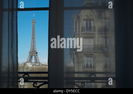 La Tour Eiffel, Paris, France, vue à travers une fenêtre. Banque D'Images