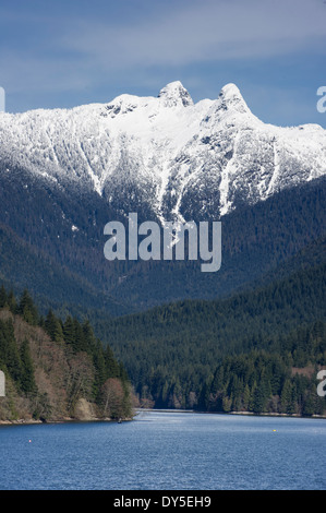 Bassin versant de la rivière Capilano, avec les Lions comme toile de fond. Banque D'Images