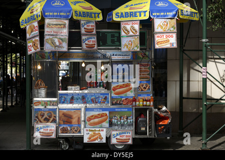 Vendeur de rue alimentaire panier Chien chaud sur le trottoir, New York USA Banque D'Images