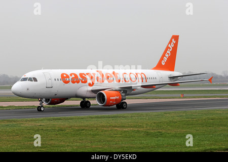 EasyJet Airbus A319 le roulage à l'aéroport de Manchester Banque D'Images