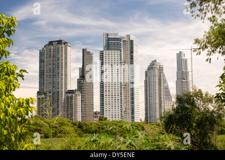 Nouveau tour de blocs en cours de construction à Buenos Aires, vu de la Costanera Sur réserve naturelle sur les rives de la River Plate Banque D'Images