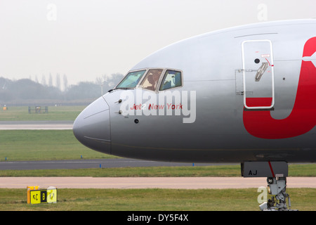 Poste de pilotage de Jet 2 Boeing 757-236 à l'aéroport de Manchester Banque D'Images