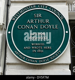 Une plaque verte sur la propriété occupée par Sir Arthur Conan Doyle dans la Wimpole Street, London. Banque D'Images