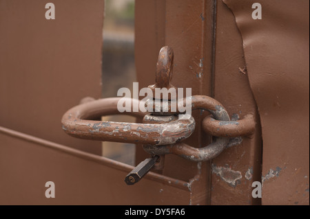 Acier laiton haute résistance à la force de sécurité de l'acier sur le cadenas de verrouillage de porte en métal avec cadenas fermé, mais beaucoup plus faible que la serrure Banque D'Images