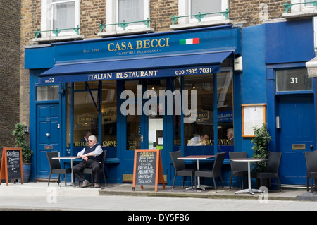 Homme assis à l'extérieur de la Casa Becci restaurant italien à Paddington Street, Londres. Banque D'Images