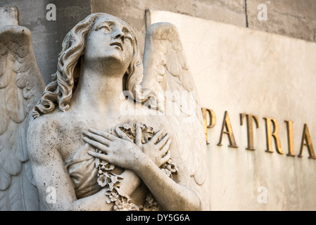 BRUXELLES, Belgique — la place des Martyrs abrite un monument central commémorant la Révolution belge de 1830. La figure féminine allégorique, tenant une tablette de pierre, est le point focal de cette place historique. Le site sert de lieu de repos final pour 466 martyrs morts en luttant pour l'indépendance belge des pays-Bas. Le monument et la place ont été conçus pour honorer ceux qui ont sacrifié leur vie pendant la révolution réussie qui a conduit à la création du Royaume de Belgique. Banque D'Images