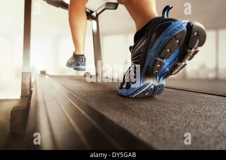 Courir sur un tapis roulant Banque D'Images