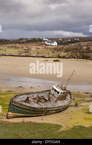 L'Irlande, Co Donegal, les Rosses, Cruit Island, ancien bateau de pêche à Illan Doo à marée basse Banque D'Images