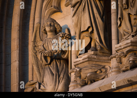 Cathédrale Saint-Michel et Saint-Gudula statues en pierre Bruxelles Belgique // BRUXELLES, Belgique — des statues médiévales en pierre ornent la façade de la cathédrale Saint-Michel et de la cathédrale nationale de Gudula. Ces détails sculpturaux font partie du programme décoratif gothique qui caractérise ce monument religieux historique, construit en grande partie entre le XIIIe et le XVe siècle. Située sur la colline Treurenberg, dans le centre de Bruxelles, la cathédrale est la principale église catholique du pays et le site d'importantes cérémonies royales belges, y compris des mariages et des bailleurs de fonds de l'État Banque D'Images