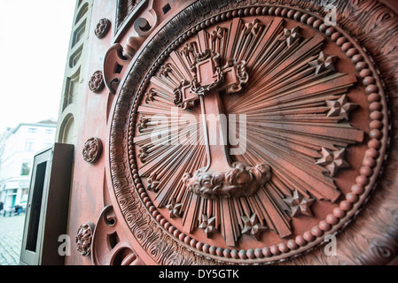 BRUXELLES, Belgique — Une porte décorative en fonte orne l'église Saint-Jean-Baptiste du Béguinage, une église baroque flamande du XVIIe siècle. Ce détail architectural illustre la métallurgie sophistiquée de l'époque. La porte représente une partie de la construction originale de l'église lorsqu'elle servait la communauté de béguinage notre-Dame de la vigne. Banque D'Images