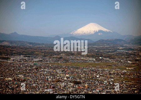 Vue aérienne de Mt. Fuji s'élevant au-dessus de la banlieue de Tokyo le 7 avril 2014 à Fussa, au Japon. Banque D'Images