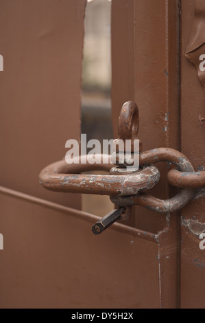 Acier laiton haute résistance à la force de sécurité de l'acier sur le cadenas de verrouillage de porte en métal avec cadenas fermé, mais beaucoup plus faible que la serrure Banque D'Images