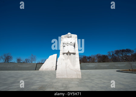 WASHINGTON DC, États-Unis — la statue de la Pierre de l'espoir au Martin Luther King Jr. Memorial se dresse audacieusement contre le ciel bleu vif de l'hiver. Cette sculpture centrale, sculptée dans le granit blanc par Lei Yixin, émerge de la montagne du désespoir et représente Dr King les bras croisés, commémorant son héritage dans le mouvement des droits civiques. Banque D'Images