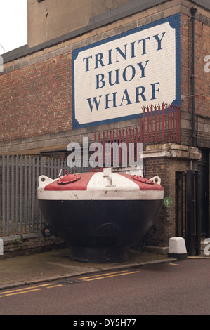 Vieille bouée d'acier utilisé comme signage‎ signe pour Trinity Buoy Wharf Banque D'Images