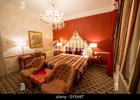 BRUXELLES, Belgique — une chambre richement décorée au sein de l'historique Hôtel Métropole met en valeur le patrimoine architectural belle époque de l'hôtel de luxe. L'hôtel, ouvert en 1895, représente l'un des derniers hôtels du XIXe siècle en Europe encore en activité. L'intérieur élaboré présente une ornementation architecturale détaillée caractéristique des hôtels de luxe victoriens tardifs. Banque D'Images