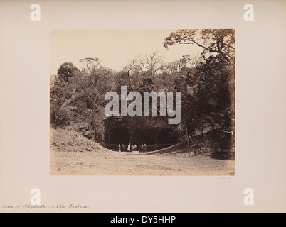 L'entrée des grottes d'Elephanta, située sur l'île d'Elephanta près de Mumbai, en Inde, révèle une architecture taillée dans la roche complexe et des sculptures dédiées au Dieu hindou Shiva. Ces grottes sont classées au patrimoine mondial de l'UNESCO. Banque D'Images