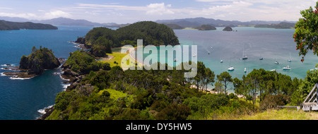 Vue panoramique à ne du haut de l'île de Motuarohia. Bay of Islands, Northland, Nouvelle-Zélande. Banque D'Images